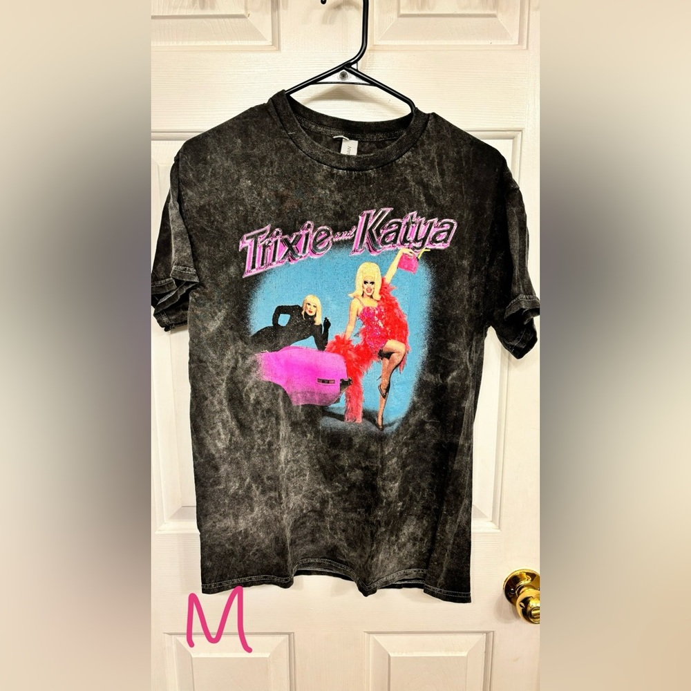 Trixie & Katya shirt M